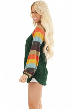 Зеленый вязаный свитер с пышными рукавами в разноцветную полоску