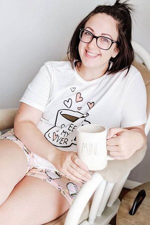 Комплект для отдыха с принтом "чашка кофе": белая футболка с надписью: COFFEE IS MY LOVER + розовые шорты