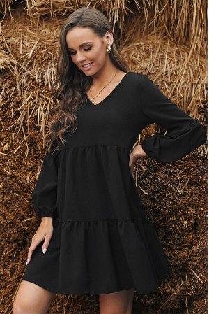 Черное свободное платье-туника с V-образным вырезом и рюшами