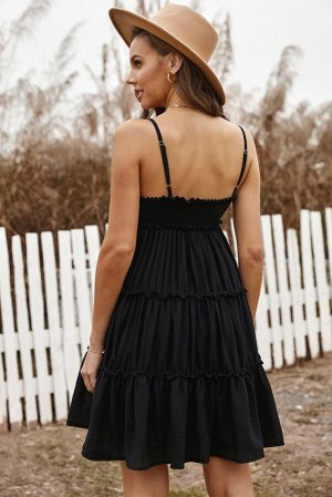 Черное мини-платье на тонких бретельках с оборками и рюшами