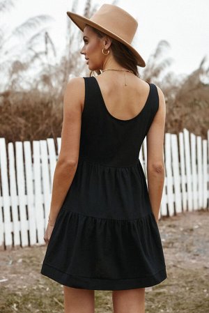 Черное платье с рюшами и овальным вырезом на пуговицах