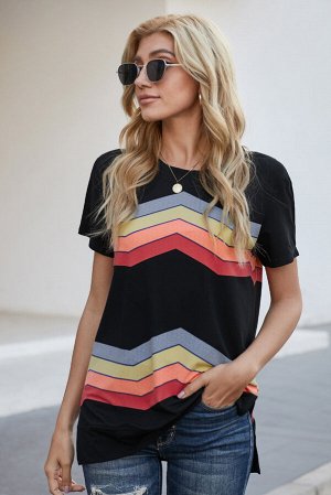 Черная футболка с разноцветными волнистыми полосами