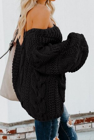 Черный свитер крупной вязки с широким V-образным вырезом