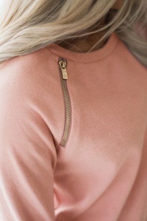 Розовый пуловер с золотистой молнией
