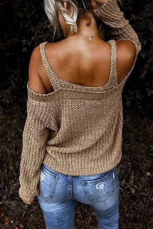 Бежевый вязаный свитер с открытыми плечами