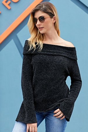 Черный вязаный свитер из "бархатной" пряжи с отворотом на плечах
