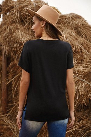 Черная длинная футболка с нагрудным кармашком с пайетками