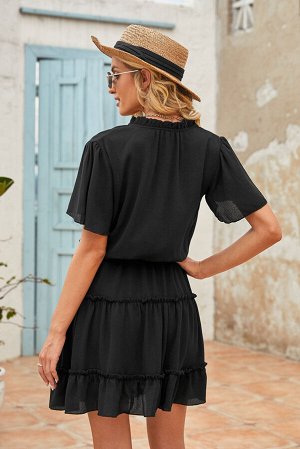 Черное платье беби-долл с рюшами и V-образным вырезом