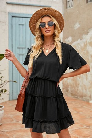 Черное платье беби-долл с рюшами и V-образным вырезом