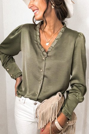 Зеленая блуза на пуговицах с V-образным вырезом и рюшами