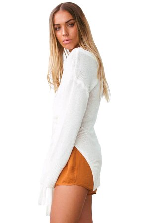 Белый пуловер-туника с круглым вырезом и поясом
