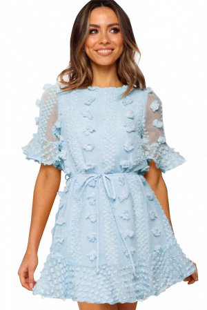 Небесно-голубое мини-платье в швейцарский горошек с прозрачными рукавами и завязкой на талии