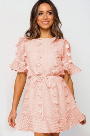 Розовое мини-платье в швейцарский горошек с прозрачными рукавами и завязкой на талии