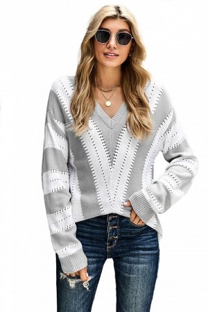 Серо-белый полосатый свитер с V-образным вырезом