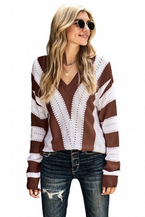 Коричнево-белый полосатый свитер с V-образным вырезом