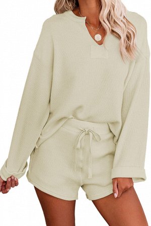 Бежевый вязаный комплект для отдыха: пуловер + шорты