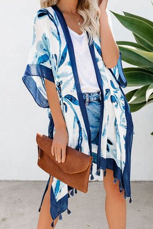 Белая пляжная накидка-кимоно с синим цветочным принтом и бахромой-кисточками