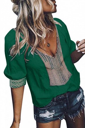 Зеленая блуза V-образным вырезом и вышивкой