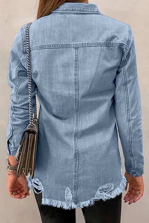Голубая джинсовая куртка с потертостями