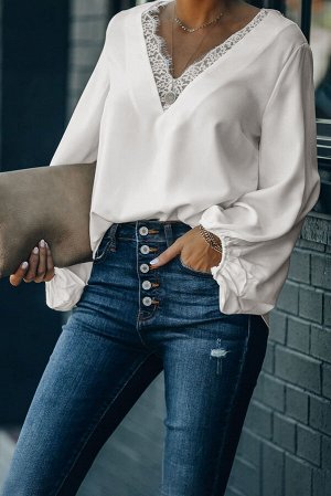 Белая блуза с V-образным вырезом с кружевной отделкой и пышными рукавами