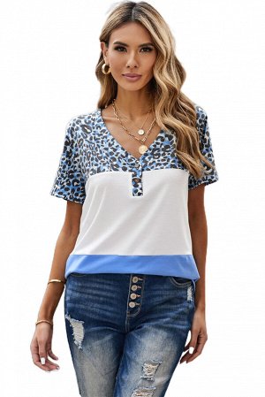 Бело-голубая футболка с V-образным вырезом и леопардовым принтом