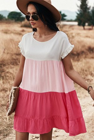Розово-белое платье свободного кроя с оборками
