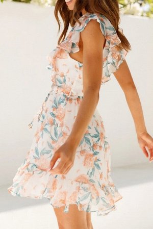 Бежевое платье с рюшами на плечах и разноцветным цветочным принтом