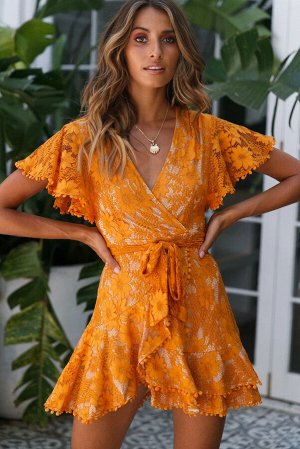 Оранжевое платье с запахом и цветочным принтом с кружевной отделкой