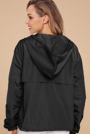 Черная куртка-ветровка на молнии и с капюшоном