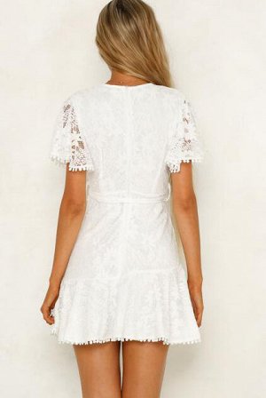 Белое платье с запахом и цветочным принтом с кружевной отделкой