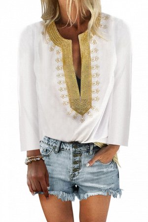 Белая свободная блуза с глубоким фигурным вырезом с золотистой вышивкой