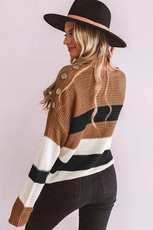 Коричневый вязаный свитер в черно-белую полоску с декоративными пуговицами на плече