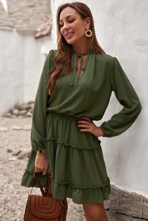 Зеленое многоярусное мини-платье с V-образным вырезом и рюшами