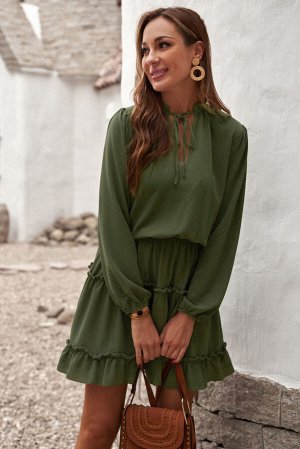 Зеленое многоярусное мини-платье с V-образным вырезом и рюшами