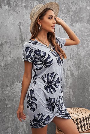 Серое ассиметричное платье-футболка с узлом и принтом пальмовые листья