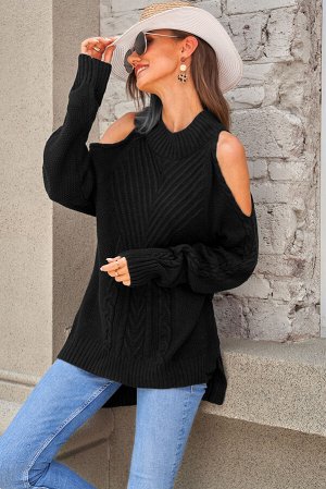 Черный свитер с высоким воротником и открытыми плечами