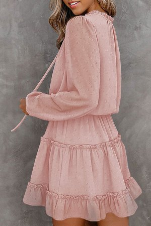 Светло-розовое свободное мини-платье с V-образным вырезом и оборками