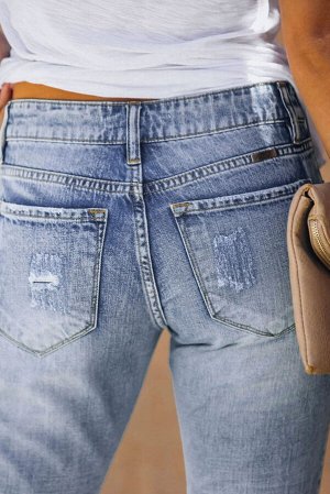 Укороченные джинсы с потертостями и разрезами