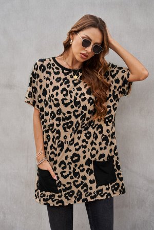 Бежевое платье-футболка с карманами и леопардовым принтом
