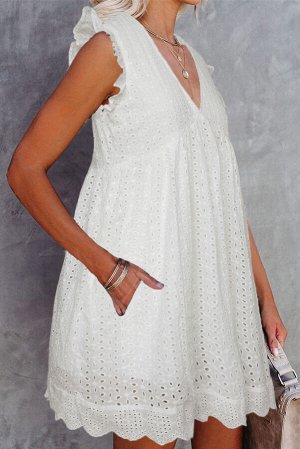 Белое платье беби-долл с перфорацией с V-образным вырезом и рюшами на плечах