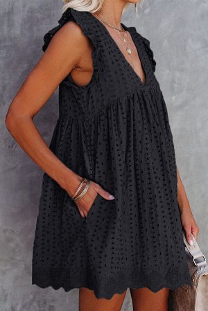 Черное платье беби-долл с перфорацией с V-образным вырезом и рюшами на плечах