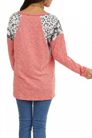 Розовый пуловер-свитшот с белыми леопардовыми вставками на плечах