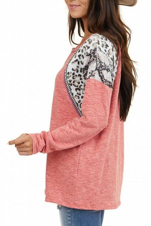 Розовый пуловер-свитшот с белыми леопардовыми вставками на плечах