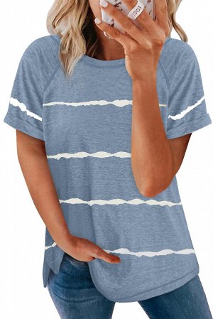 Голубая свободная футболка в белую полоску с подкатанными рукавами