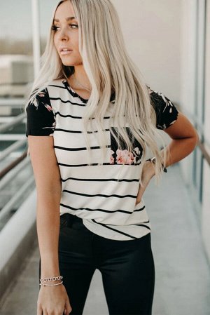 Черно-белая полосатая футболка с кармашком с цветочным принтом