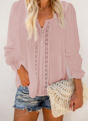 Розовая блуза с фигурным вырезом на пуговицах и кружевной отделкой