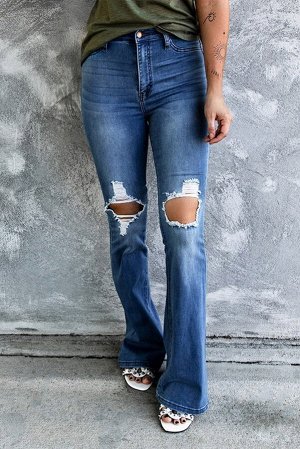 Голубые потертые джинсы-клеш с дырками на коленях