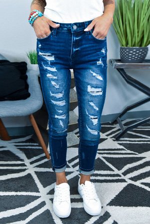 Синие рваные облегающие джинсы с потертостями