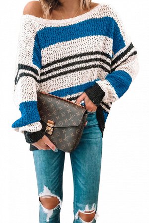 Белый свитер с открытым плечом в черно-синюю полоску
