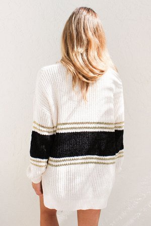Бело-черный длинный вязаный свитер с бежевыми полосками